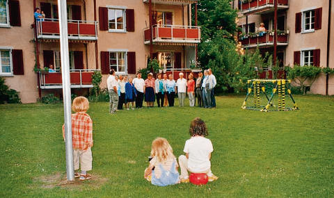 Chor in einem Innenhof.