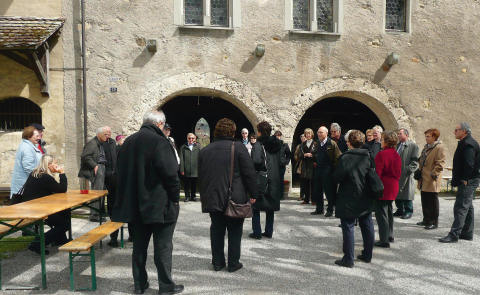 Besucher vor dem Ritterhaus Bubikon